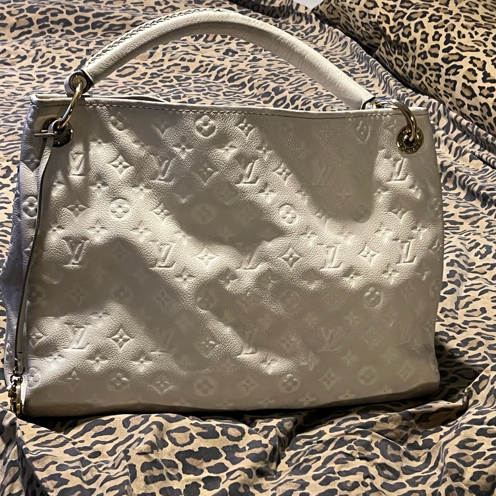 Louis Vuitton Artsy MM in White Monogram Empreinte leather